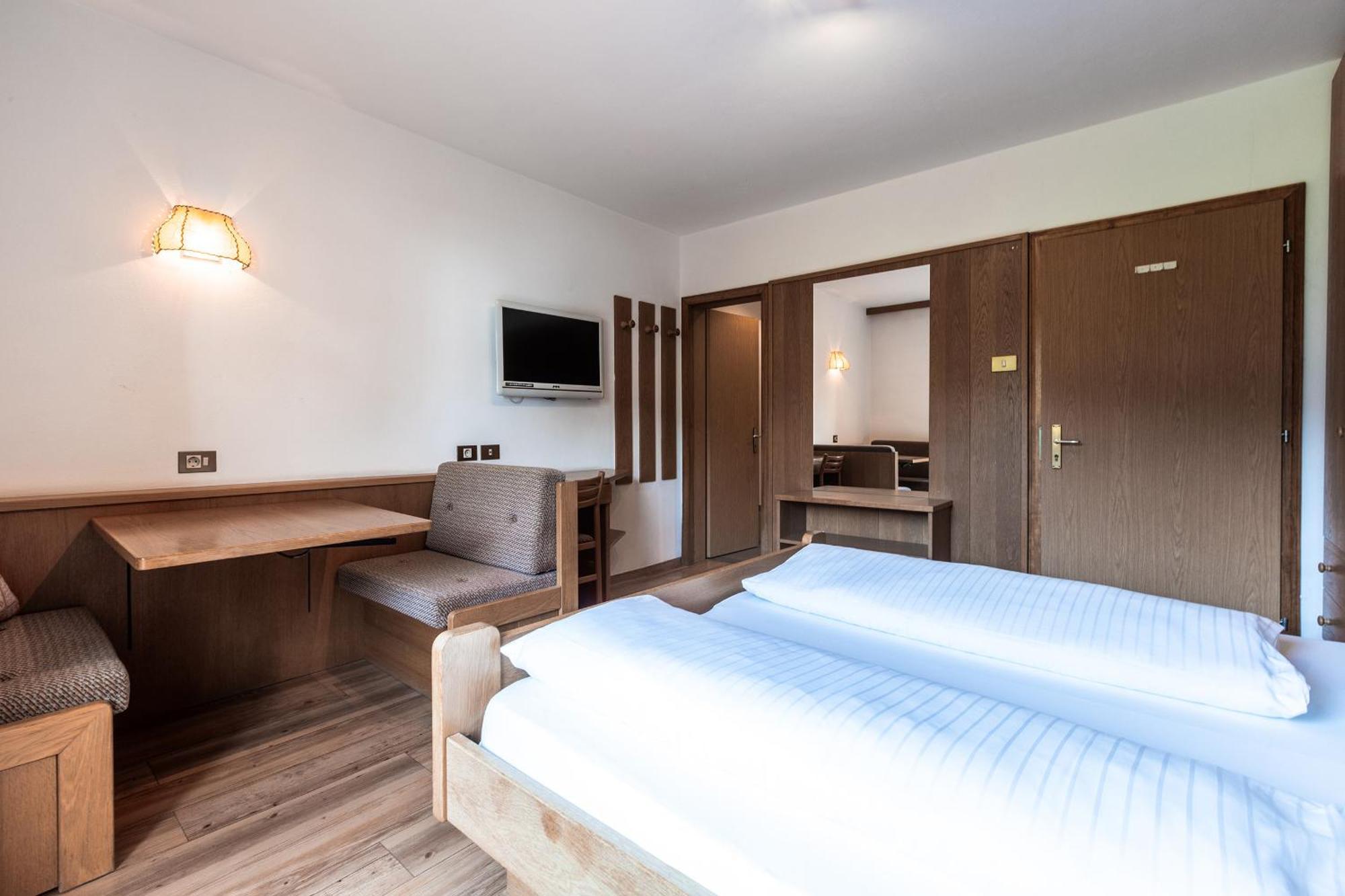Hotel Zum Löwen - Al Leone Meltina Buitenkant foto