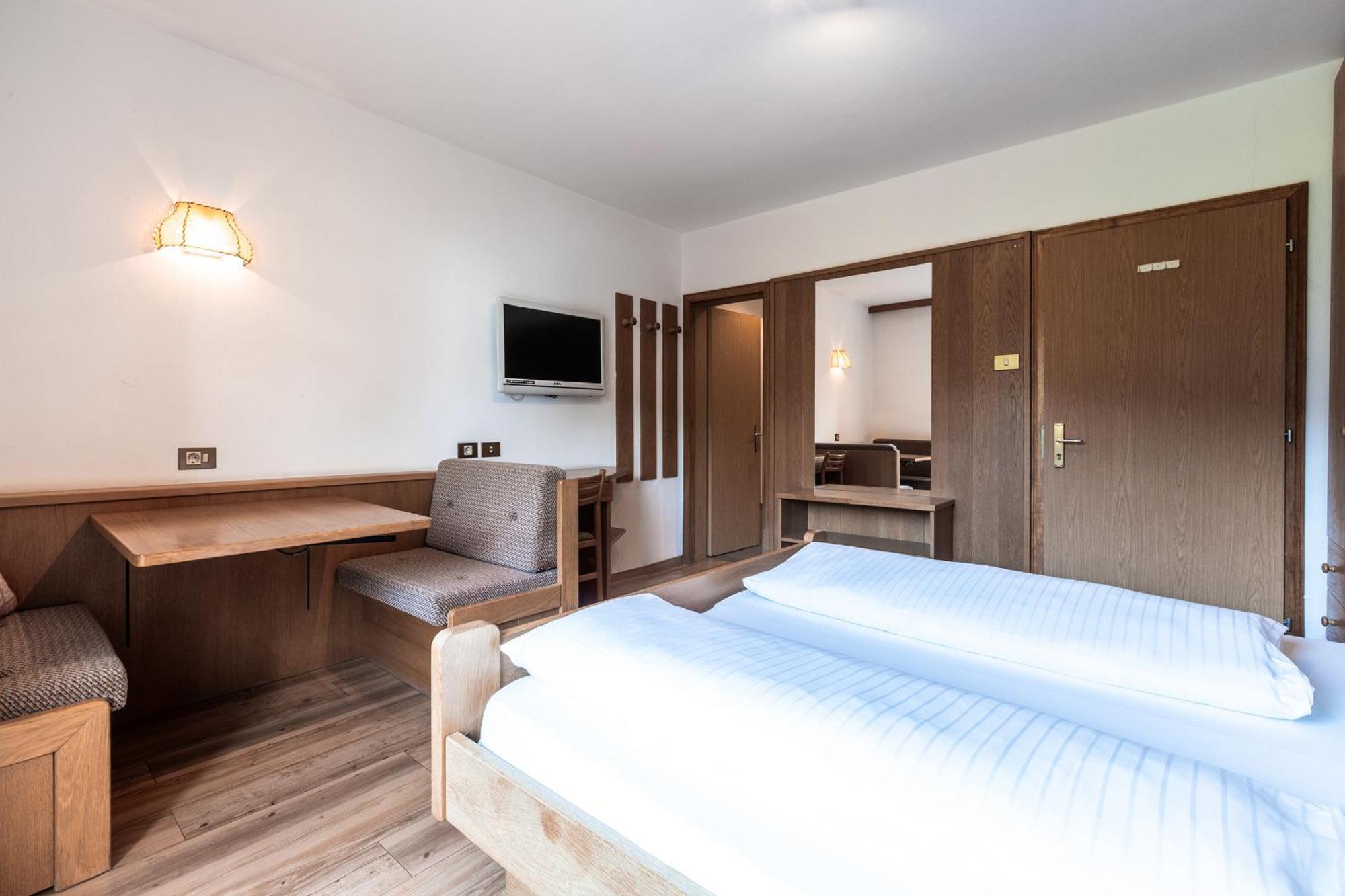 Hotel Zum Löwen - Al Leone Meltina Buitenkant foto